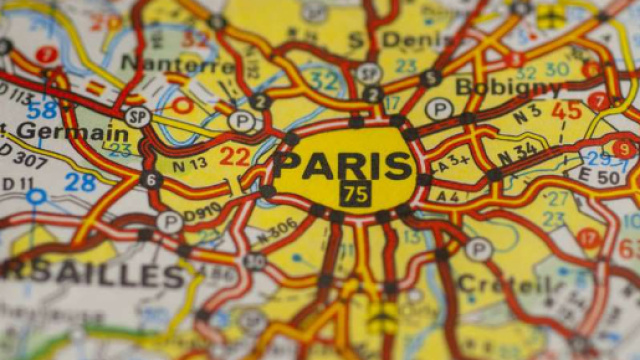 Nelle banlieu parigine non sono benvenuti i bianchi