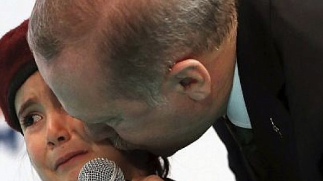 "Se dovessi diventare una martire, sarai avvolta nella bandiera turca", Erdogan fallisce nel consolare una bimba