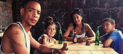 Dee Mani, com o companheiro e seus filhos