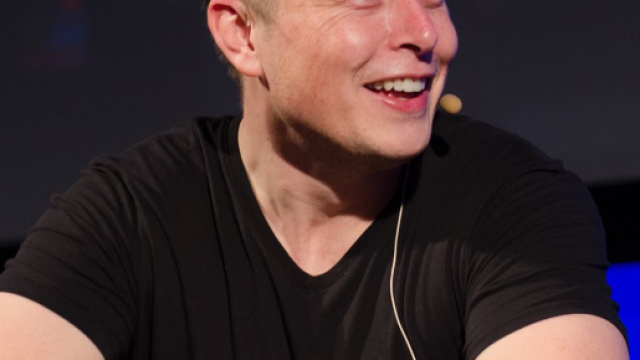 In alto, uno degli imprenditori pi&ugrave; influenti del pianeta, Elon Musk