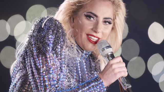 Lady Gaga, forte ed energica sul palco. Eppure soffre di una misteriosa malattia molto invalidante, la fibromialgia. Ecco cos'&egrave;. foto:nme.com