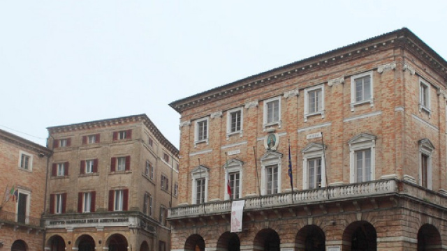 Macerata: un uomo semina il panico sparando agli stranieri
