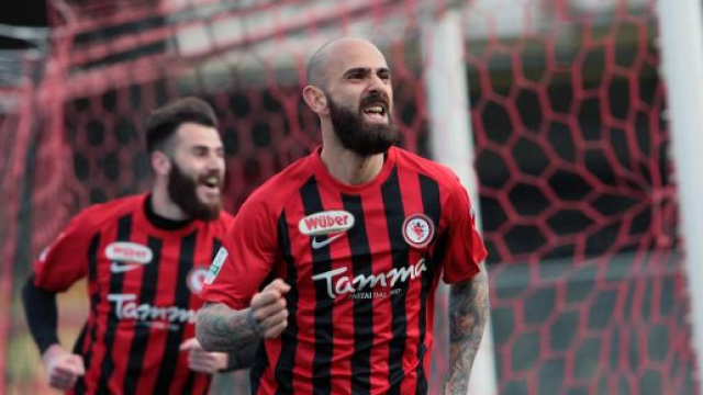 Nella foto, della Lega B, Mazzeo esulta dopo il gol del 2-1