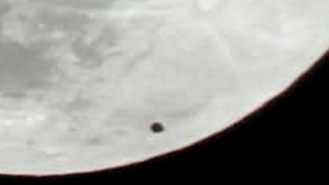 Un oggetto non identificato avvistato durante il fenomeno della luna insaguinata