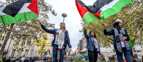 Palestinian protesters demand equal rights on London march | Daily ... - dailymail.co.uk