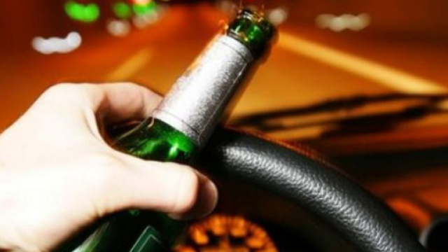 Ubriaco alla guida investe due giovani
