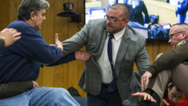 Randall Margraves cerca di attaccare Larry Nassar - CNN - cnn.com