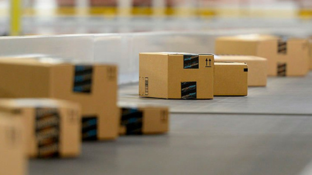 Un centro di produzione della societ&agrave; Amazon