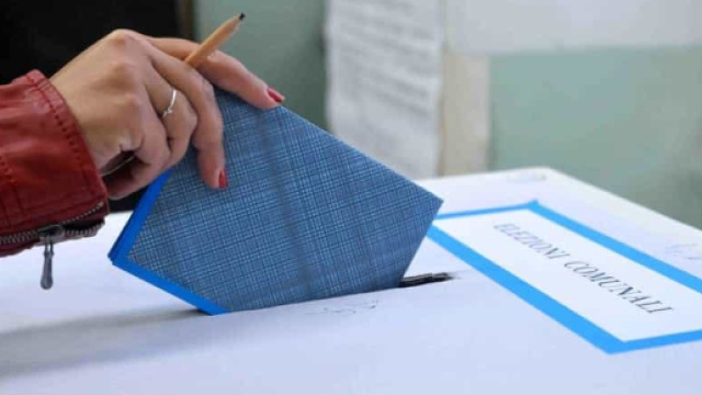 Una signora al seggio dopo aver votato