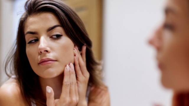 Dieta paleolitica e integratori selezionati contrastano la formazione di sebo e l'acne vulgaris.