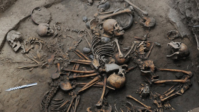 Foto di Mauricio Marat: la tomba in cui sono stati rinvenuti i corpi che formano una spirale umana.