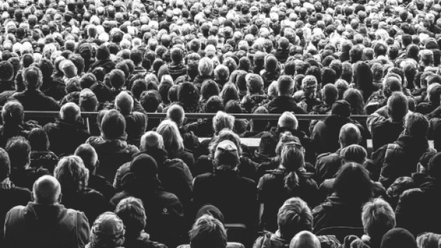 Pi&ugrave; la folla &egrave; numerosa, e pi&ugrave; si rischia di perdere il controllo.