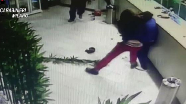 Rapina a un sushi bar di Milano: i cuochi reagiscono e si armano di coltelli molto taglienti. I rapinatori hanno la peggio.