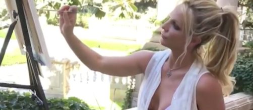image source-http://www.bravotv.co.nz/wp-content/uploads/2017/11/britney-painting.jpg
