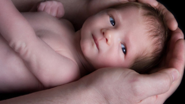 Bimba nasce in un parcheggio in compagnia dei genitori e della polizia