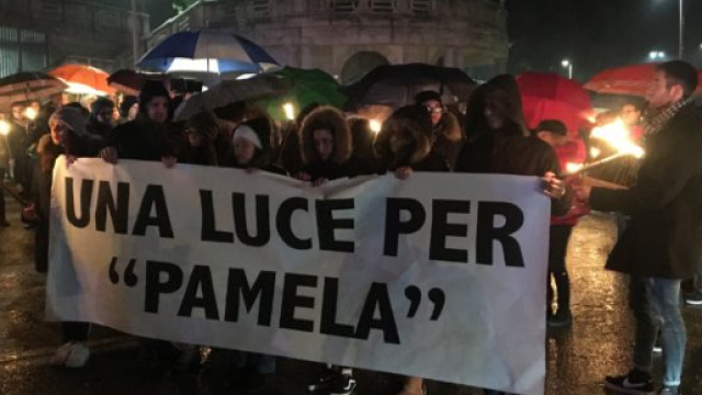 Ieri sera a Macerata c'&egrave; stata una fiaccolata per Pamela Mastropietro. In prima fila la mamma e il pap&agrave;.