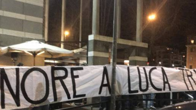 Luca Traini striscione a Ponte Milvio