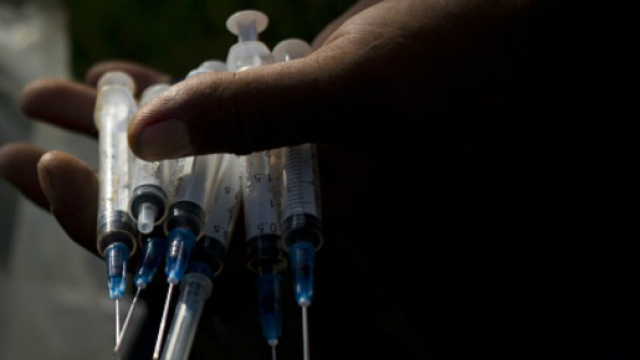 Biohacker si inietta vaccino fai-da-te contro herpes simplex.