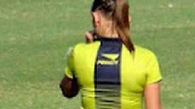 Donna arbitro di calcio (foto tratta da google.it)