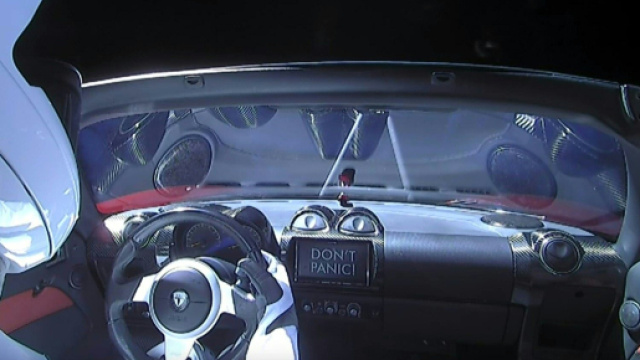 Grida e applausi sono scoppiati quando il razzo di massa ha sparato i suoi 27 motori e ha rombato nel cielo