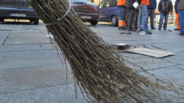 L'immigrato che tiene pulito le strade di Napoli per non chiedere l'elemosina.