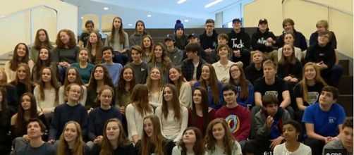 Illinois high school has 44 sets of twins and one set of triplets [Image: CBS Chicago/YouTube screenshot]