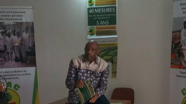 Bernard Djonga pr&eacute;sentant son projet 40 mesures en 5 ans (c) Paul Chouta