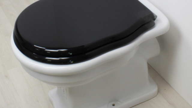 Cina, bambino con la testa intrappolata nel copriwater