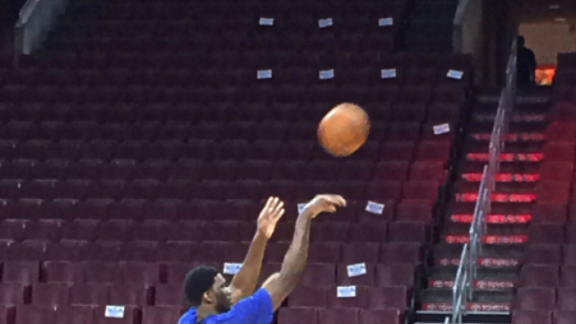 Joel Embiid &agrave; l'entra&icirc;nement avec son &eacute;quipe des 76ers