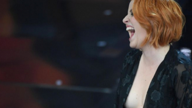 La scollatura os&eacute; di Noemi al Festival di Sanremo