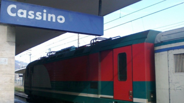 Treno in transito alla stazione di Cassino