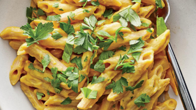 Un piatto di pasta servito a tavola