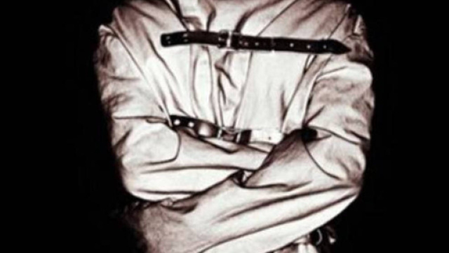 Uno psicotico in una camicia di forza