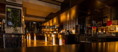 A server dishes some truth from her insider POV about restaurants. (photo via: Pexels.com)