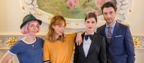 In&eacute;s-de-Le&oacute;n-con-Leticia-Dolera,-Amaia-Salamanca-y-Javier-Rey-&copy;Leandro-Betancor