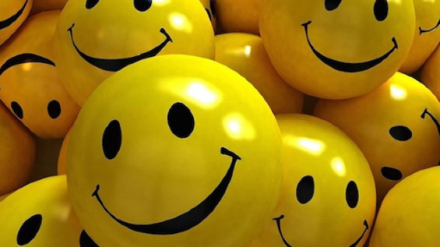 Biglie colorate con smile dall'espressione felice