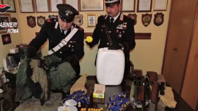 Fucili, munizioni e una tanica sono stati sequestrati allo stalker di 84 anni.