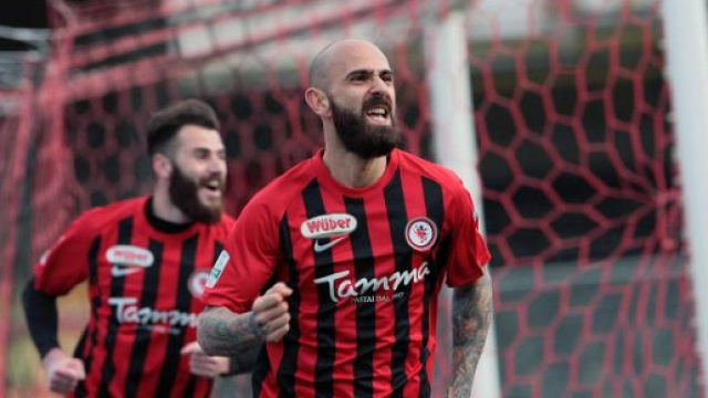 Nella foto, della Lega B, Mazzeo esulta dopo il gol realizzato all'Avellino