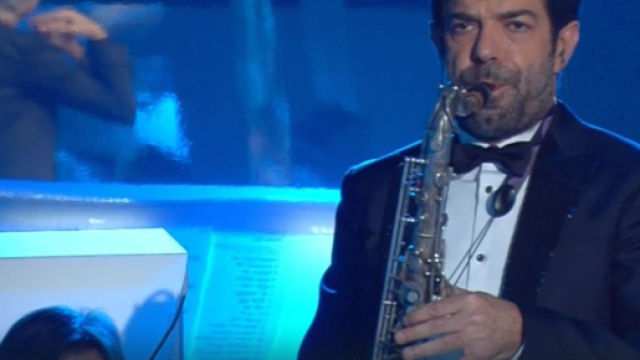 Pierfrancesco Favino suona il sax a Sanremo