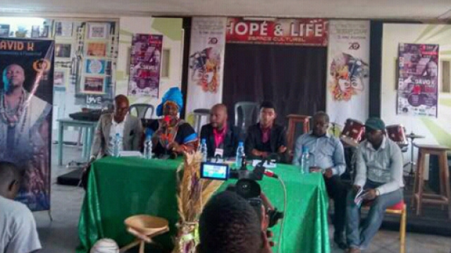 Point de presse de l'artiste David K entour&eacute; de ses invit&eacute;s (c) Odile Pahai