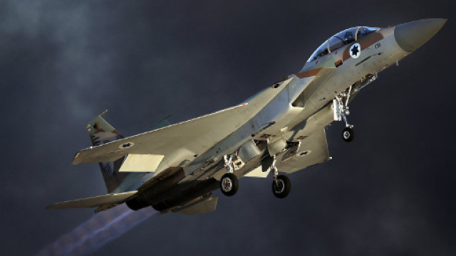 Un jet militare israeliano in volo.