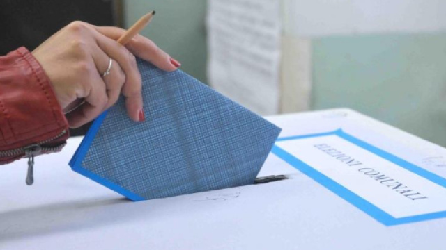 Un seggio elettorale e una scheda