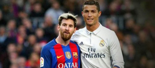 Cristiano y Messi salud&aacute;ndose en un cl&aacute;sico