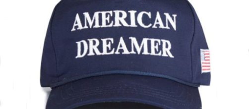 Esta es la nueva gorra "Am&eacute;rican Dreamer" que cuesta 50 d&oacute;lares. Foto: Cortes&iacute;a del Comit&eacute; de Campa&ntilde;a del presidente Donald Trump.