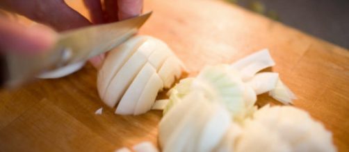 La soluci&oacute;n definitiva para dejar de llorar al cortar cebolla - huffingtonpost.es