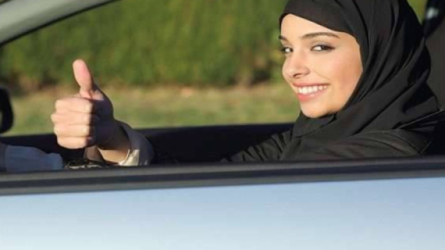 Le donne arabe prendono lezioni di guida
