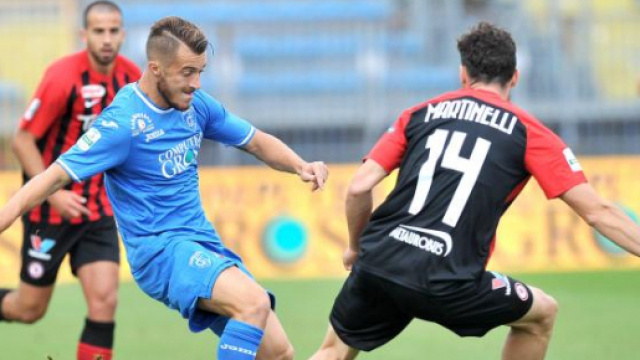 Luca Martinelli in pressing su Alfredo Donnarumma nel match di andata