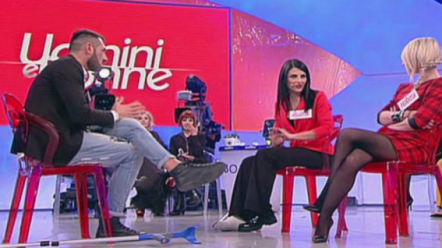Melania in studio con il gesso per Sossio Aruta