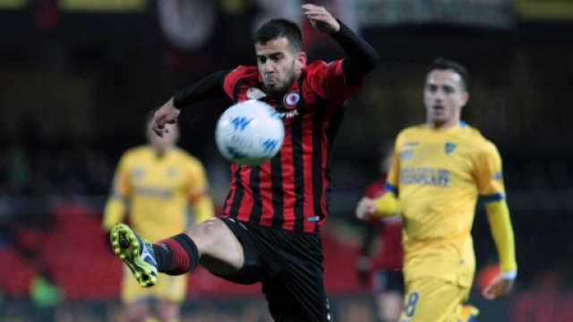 Nella foto, della Lega B, il centrocampista Francesco Deli impegnato in un'azione di gioco