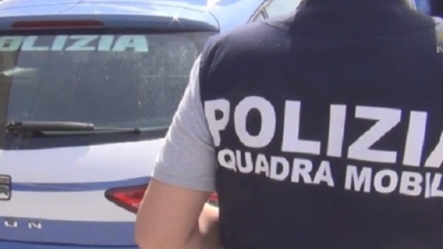 Gli agenti della squadra mobile hanno fatto irruzione in un appartamento del centro storico di Trapani